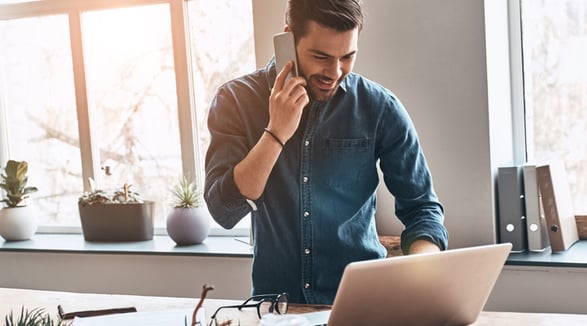 POST BLOG_799X444_shutterstock_1213840051_persona + mac + cell_Come evitare costi di telefonia fatturati